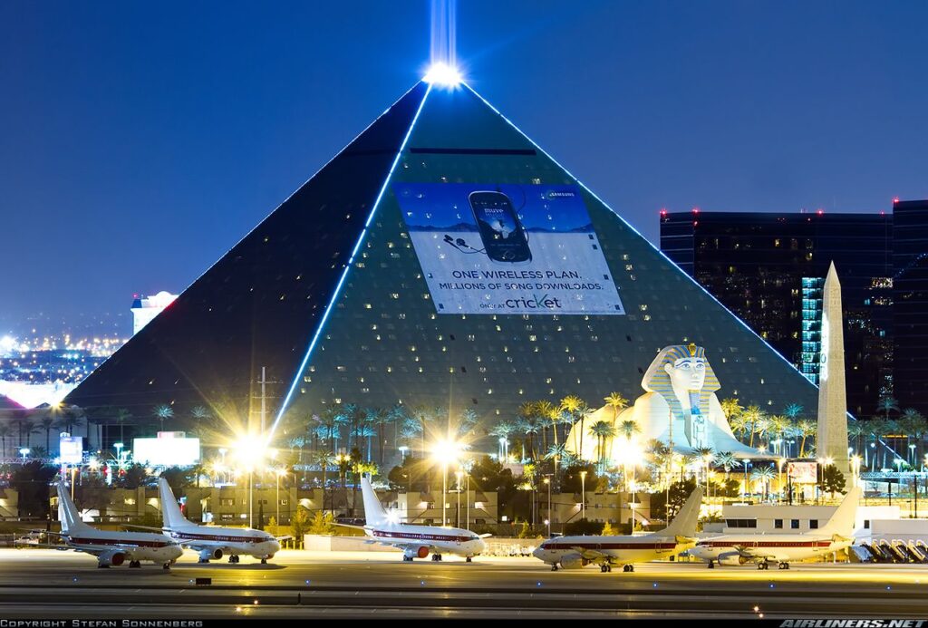 las vegas hotel shaped like a pyramid