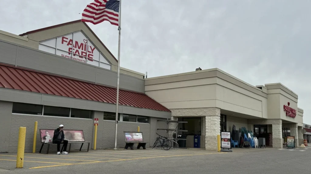 michigan grocery store sign woman reddit